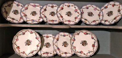 * Huit assiettes et deux jattes en porcelaine...