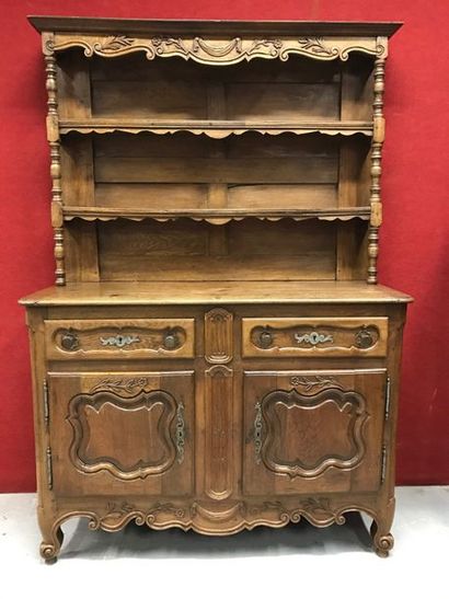 Buffet vaisselier en chêne mouluré et sculpté...