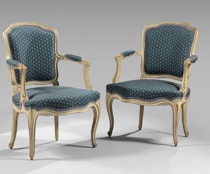Paire de fauteuils en bois laqué gris, le...