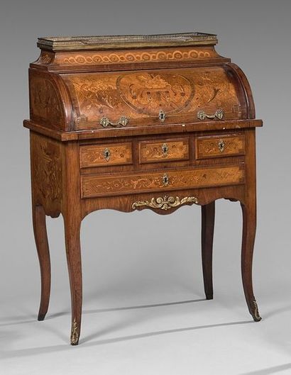 Petit bureau en bois de placage et marqueterie,...