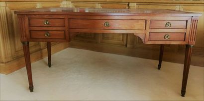 Bureau en bois fruitier à moulures et frises...