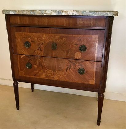 Petite commode en bois de placage à décor...