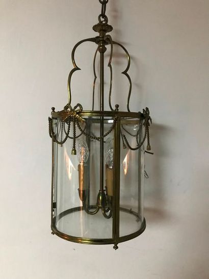 Lanterne en bronze doré à trois lumières,...