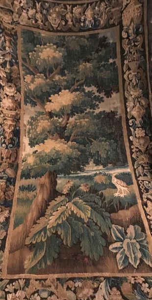 * Tapisserie «Verdure» à décor d'un volatile...