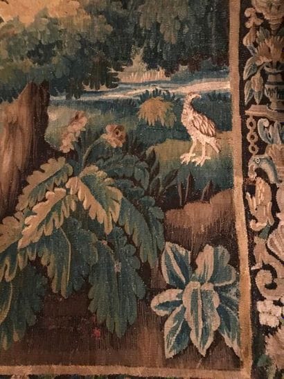 * Tapisserie «Verdure» à décor d'un volatile...