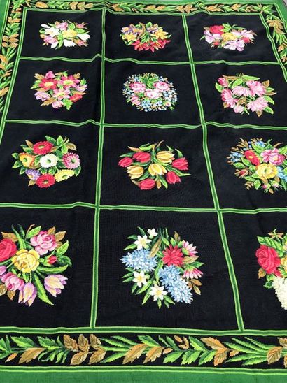 * Tapis au point à décor de bouquets de fleuris...