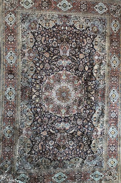 Tapis d'Orient en laine à décor d'une rosace...