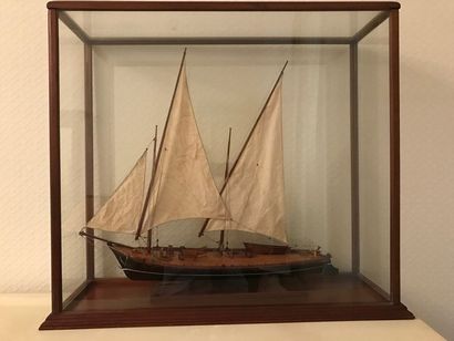 Maquette de voilier «La Neptune», la coque...