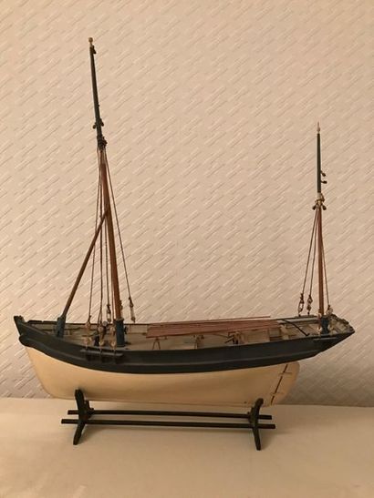 Petite maquette de voilier, la coque en bois...