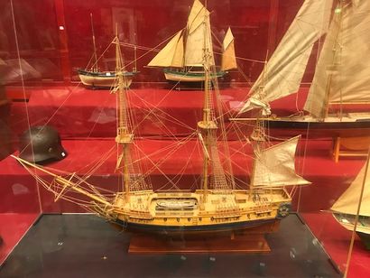 Maquette de galère, la coque en bois verni...