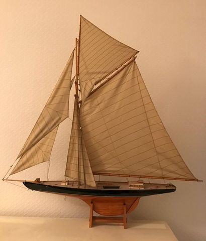 Maquette de voilier, la coque en bois verni...