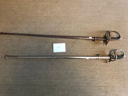 Deux sabres modèle 1882: a) Poignée en corne...
