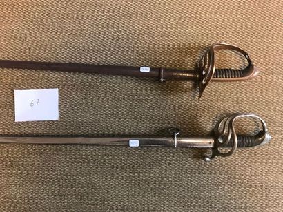 Deux sabres modèle 1882: a) Poignée en corne...