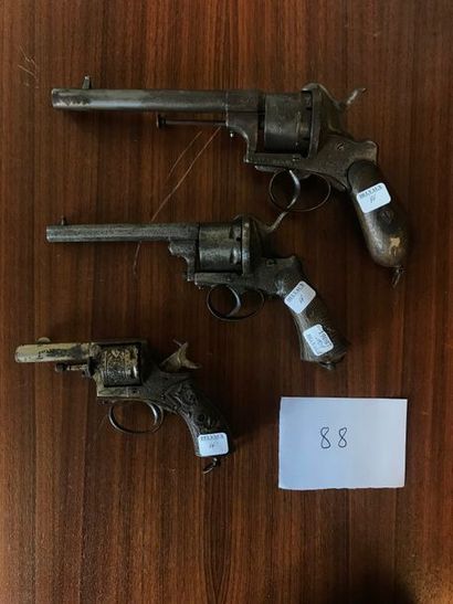 Lot de trois revolvers:
- A broche, 6 coups...