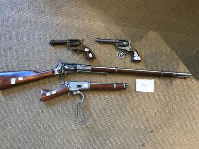 Lot comprenant:
- Une carabine Colt Root...