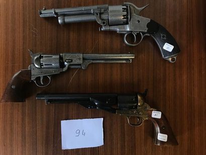 Deux revolvers type colt.
On y joint un revolver...