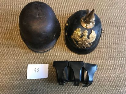 Lot comprenant:
- Une coque de casque modèle...