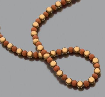 * Collier de billettes de corail intercalées...