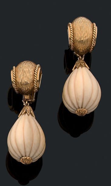 Paire de pendants d'oreilles en or jaune...