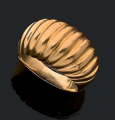Bague demi-jonc en or jaune torsadé 18K (750).
Tour...