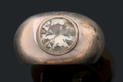 Bague demi-jonc en or gris 18K (750), ornée...