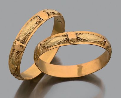 Deux bracelets demi-jonc en ors de couleurs...
