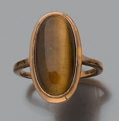 Bague en or jaune 18K (750), ornée d'un cabochon...