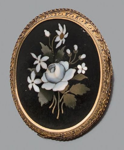 Broche ovale en or jaune 18K (750), ornée...