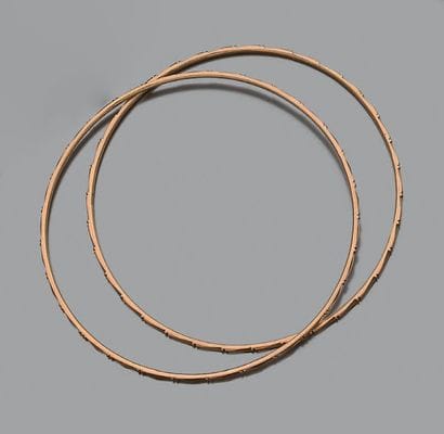 * Deux bracelets demi-jonc en or jaune 18K...