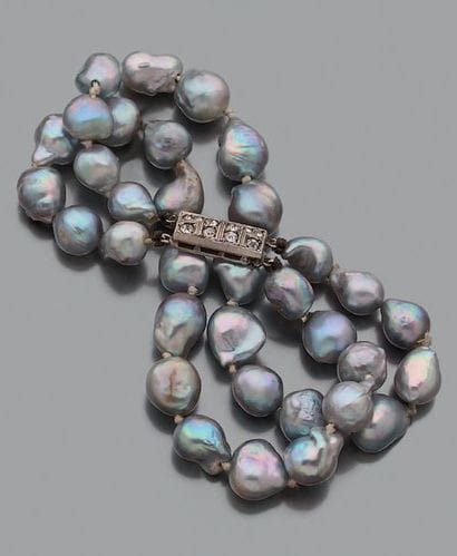 * Bracelet de deux rangs de perles grises...