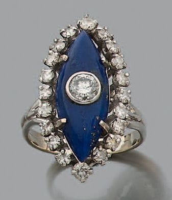 Bague en or gris 18K (750), à motif navette...