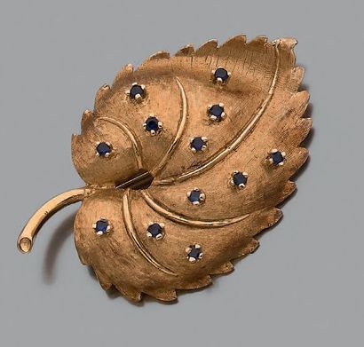 * Broche figurant une feuille en or jaune...