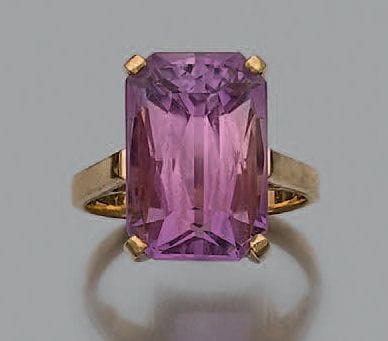Bague en or jaune 18K (750), ornée d'une...