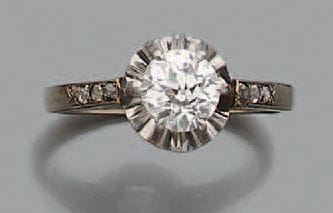 Bague en or gris 18K (750) et platine, ornée...