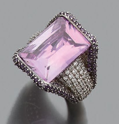 Bague en argent doré, ornée d'une pierre...