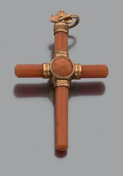 Pendentif croix en corail facetté, la monture...