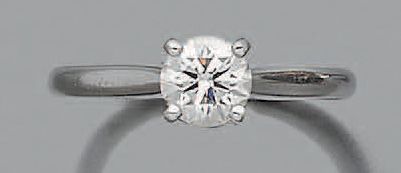Bague en platine ornée d'un diamant taillé...