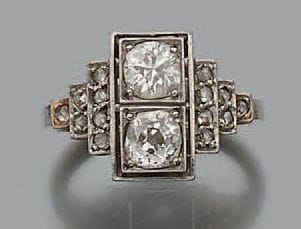 Bague en platine orné de deux diamants taille...