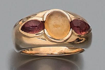 Bague demi-jonc en or jaune 18K (750), ornée...
