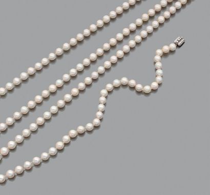 Deux sautoirs de perles de culture choker,...