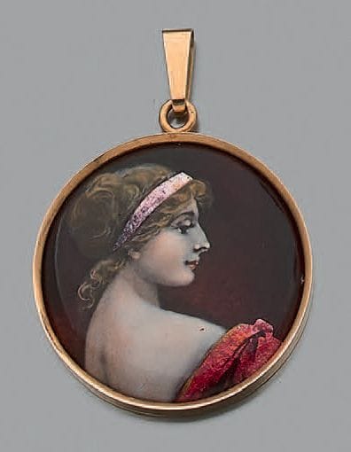 Pendentif rond en or jaune 18K (750), émaillé...