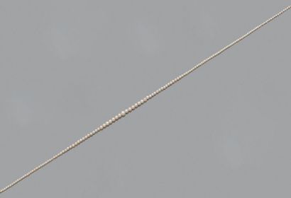 Collier de perles fines en chute, le fermoir...