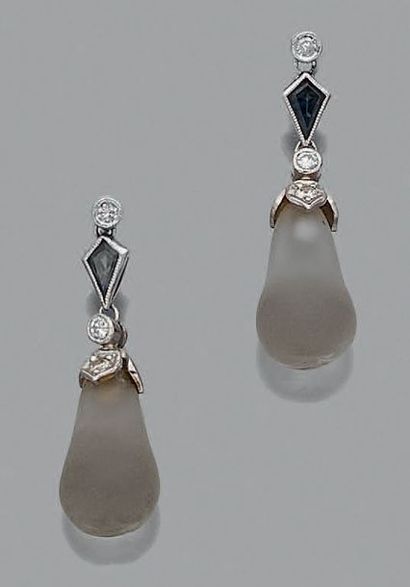 Paire de pendants d'oreilles en or gris 18K(750),...