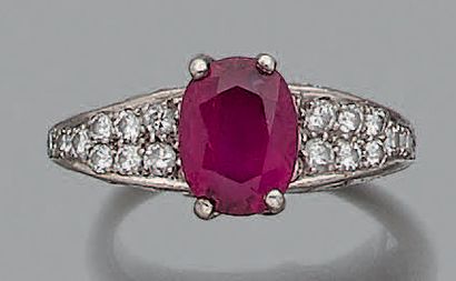 Bague en or gris 18K(750), ornée d'un rubis...