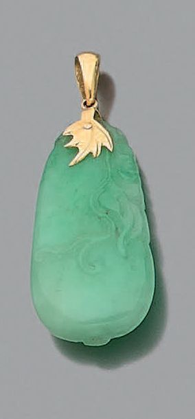 Pendentif en jade sculpté, la monture en...