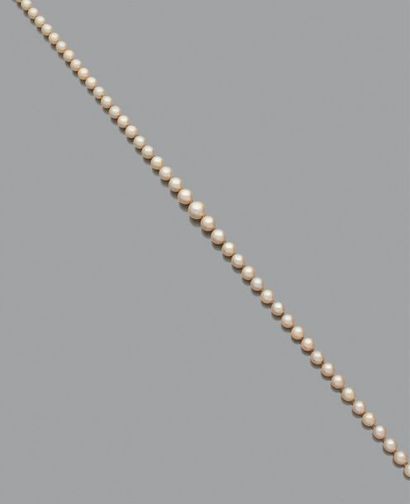 Collier de perles de culture en légère chute,...