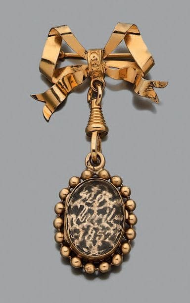 Broche noeud en or jaune 18K (750), retenant...