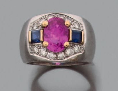 Bague demi-jonc en or gris 18K (750), ornée...