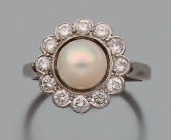 Bague en or gris 18K (750), ornée d'une perle...