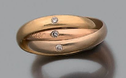 Bague en ors de couleur 18K (750), formée...